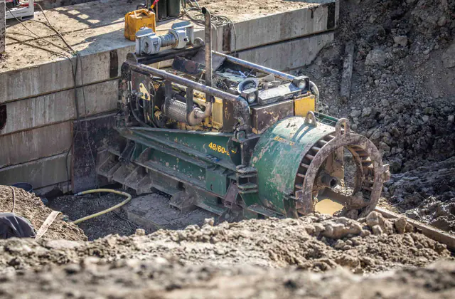 Horizontal augering equipment set in a launch pit