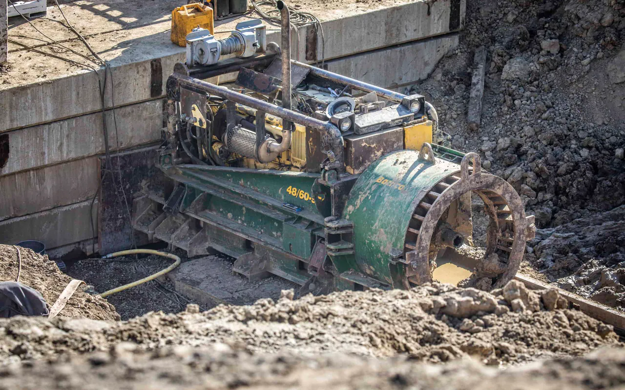 Horizontal augering equipment set in a launch pit
